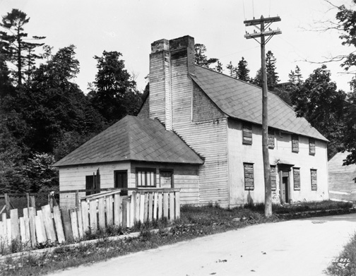 La Maison des Jésuites de Sillery. Photographie Thaddée Lebel, avant 1947, Archives de la Ville de Québec, N017997.